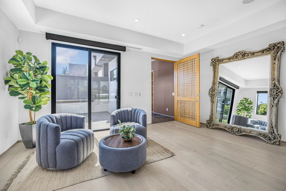 Louise Modern - Luxury Smart Estate in Encino w/ Pool, Gym & Spa