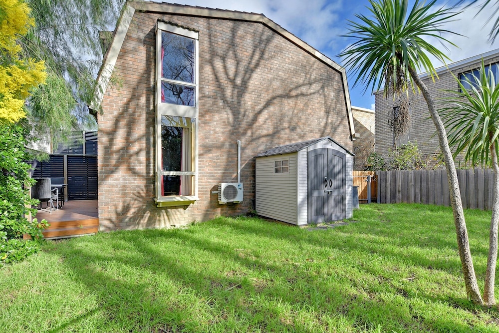 2-bed Townhouse Retreat in Sandy Bay With Parking