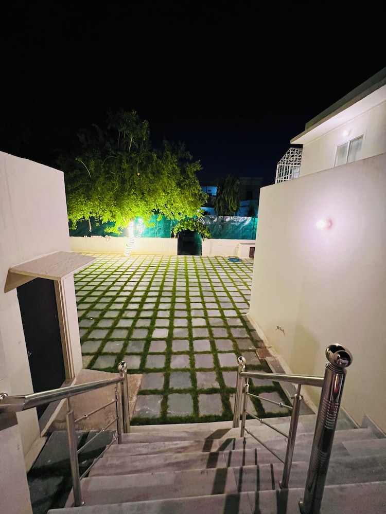 Hostel ivory