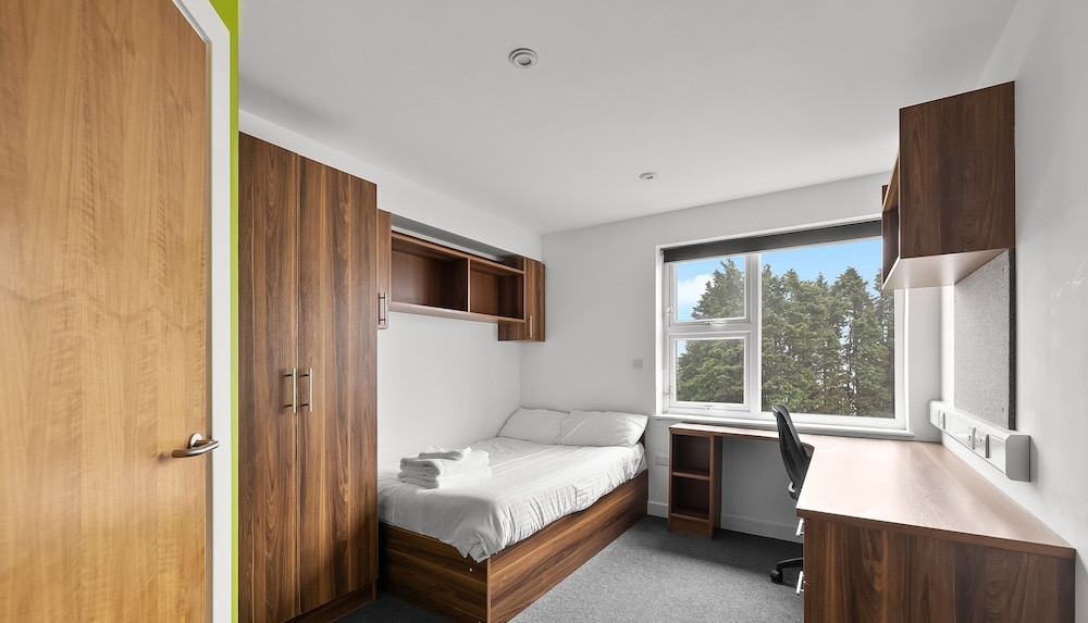 8 Bed Apartment @ Derriford Stays by Pureserviced