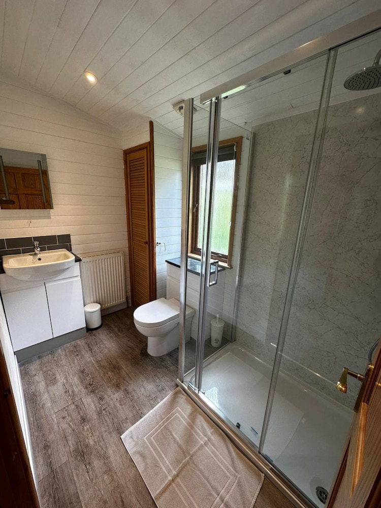Serene Watermouth Cabin Retreat With Hot Tub & Stunning Coastal Views