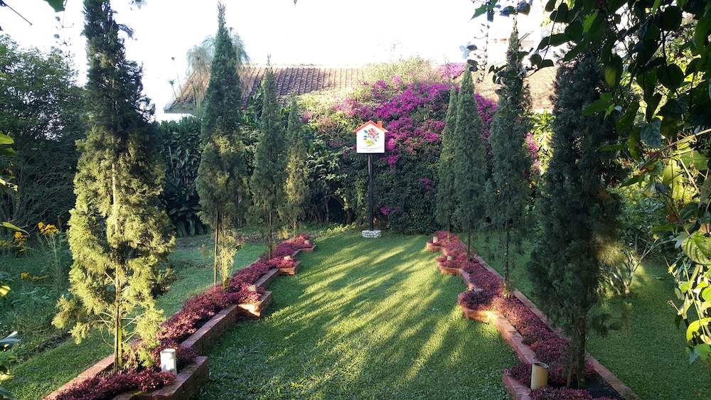 Vila Bunga Merah Gelatik
