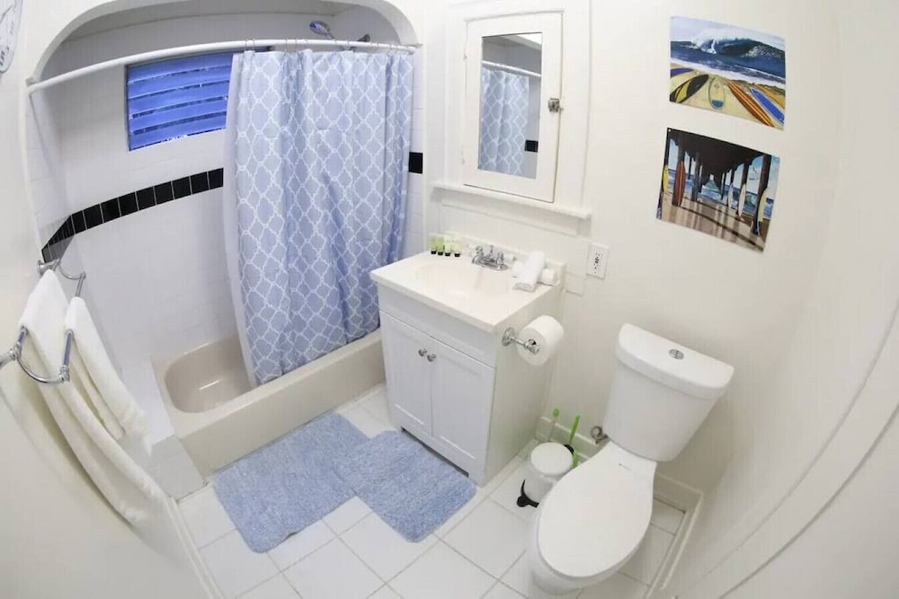 Updated 2BR House in Glendale With Private Fenced Yard Parking p2