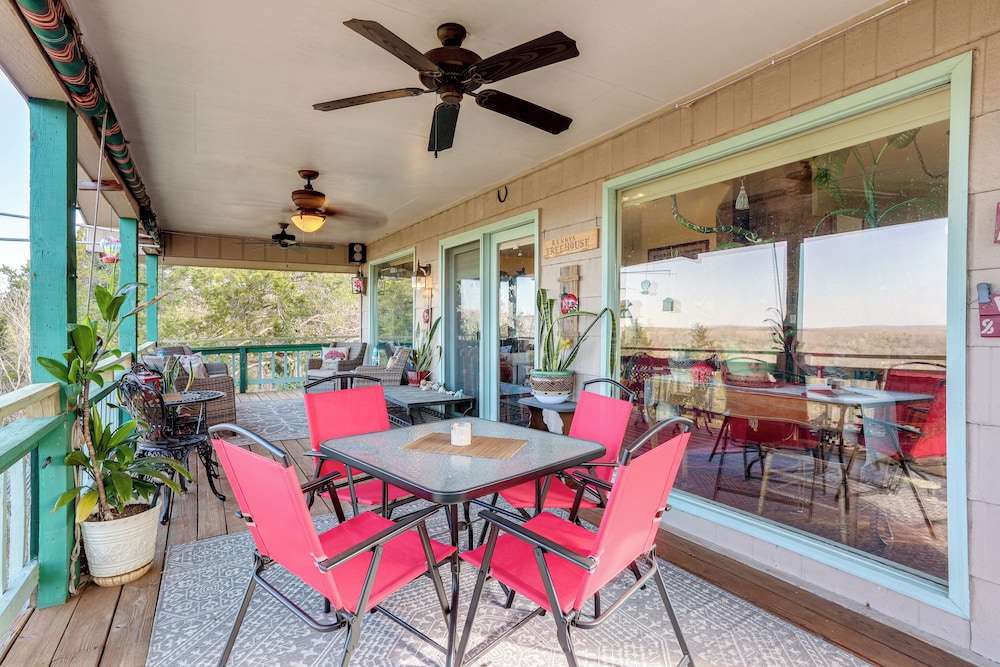 'the Treehouse' in Cherokee Village: Deck & Views
