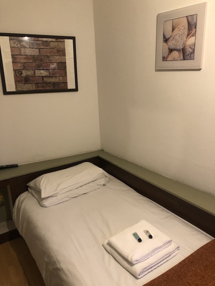 Salford Vacations - The Salford Arms Hotel - Adults Only - Property Image 2