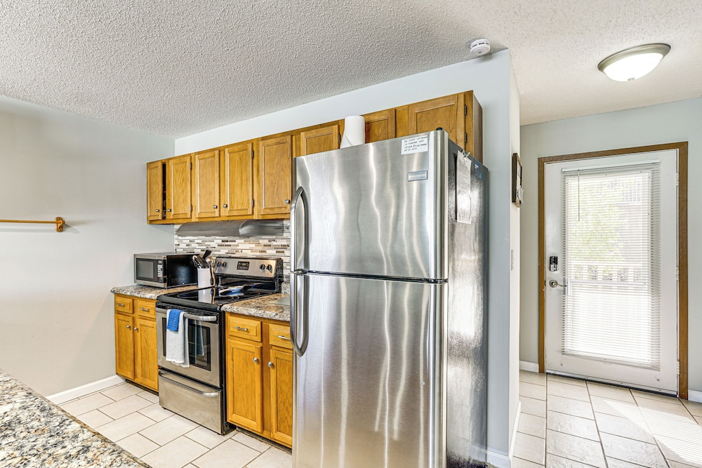 Lakefront Osage Beach Condo w/ Balcony & Pool