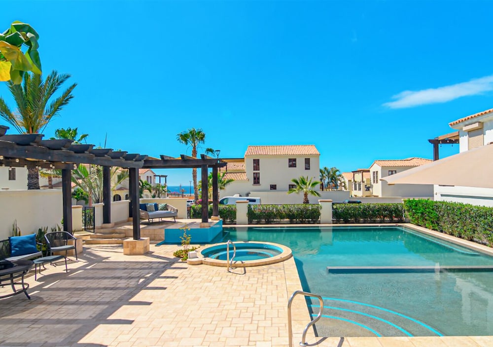 Family Home Private Garden and Jacuzzi
