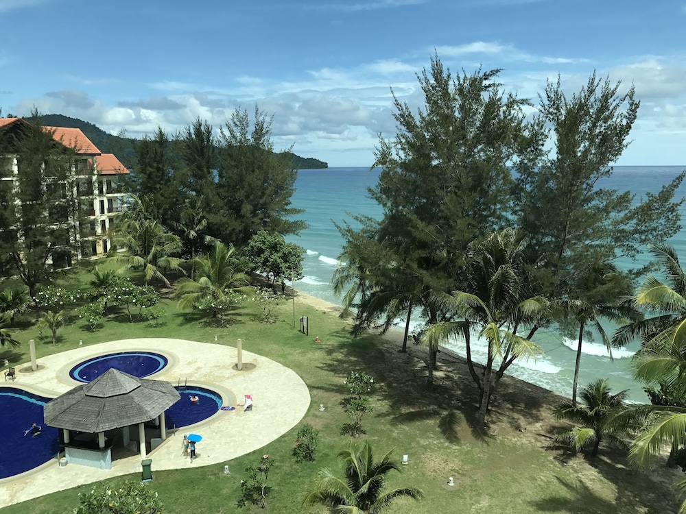 Sunset Seaview Beach Villas & Spa Suites at Nexus Karambunai