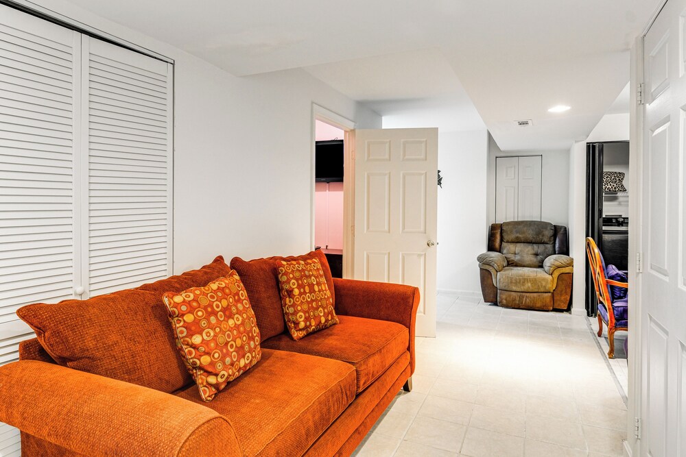 8 Mi to Dtwn Silver Spring: Convenient Condo