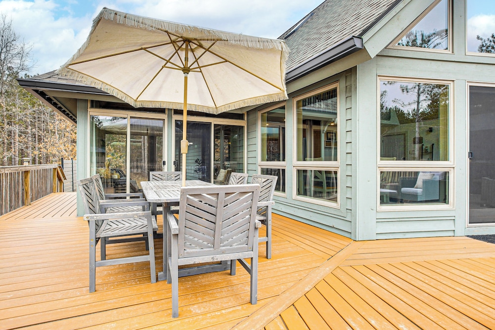 2 Mi to Sand Valley: Family Getaway w/ Deck!