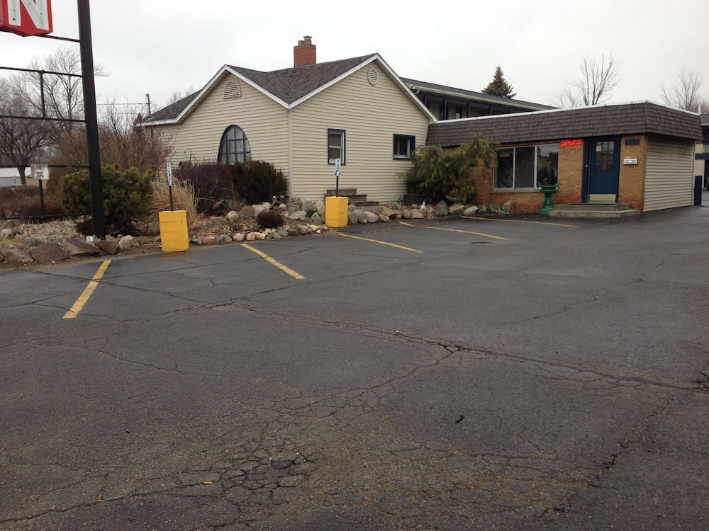 Coldwater Vacations - Cadet Motor Inn - Property Image 1
