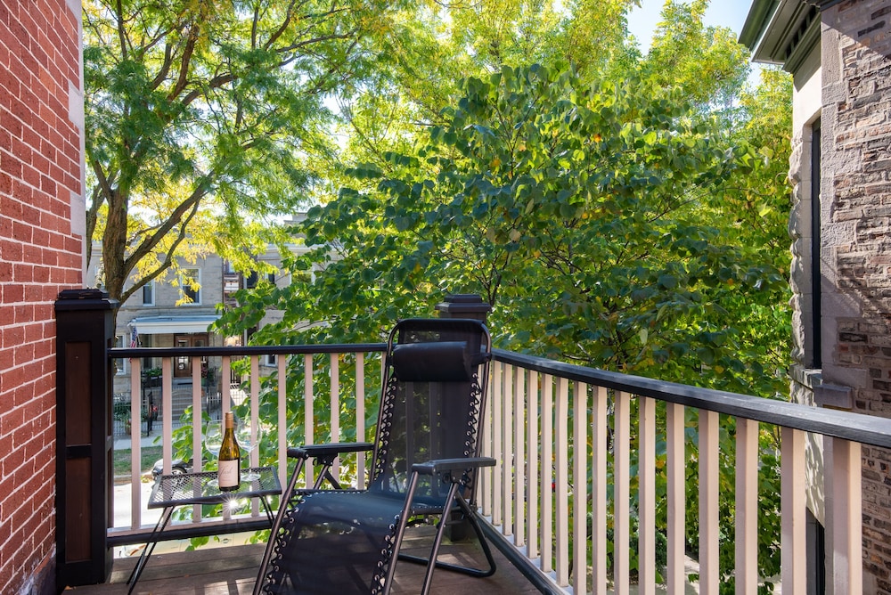 Chicago Guest House on Newport Avenue
