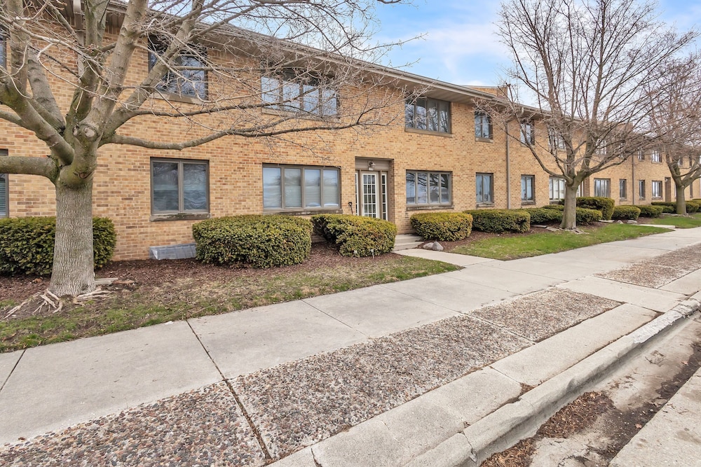 Harbor Hideaway - Walk To Beach, Dining & Downtown 2 Bedroom Condo