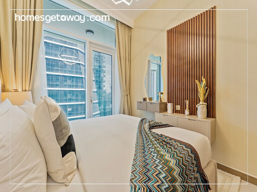 2BR Luxury with Stunning Lake View in Business Bay