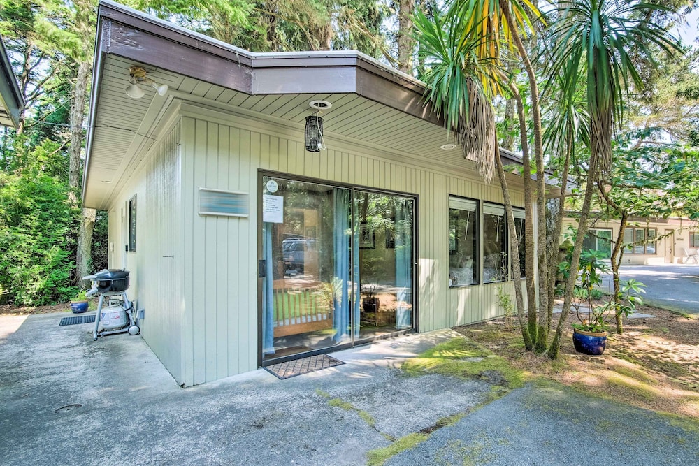 Coos Bay Cottage w/ Fireplace & BBQ Patio!
