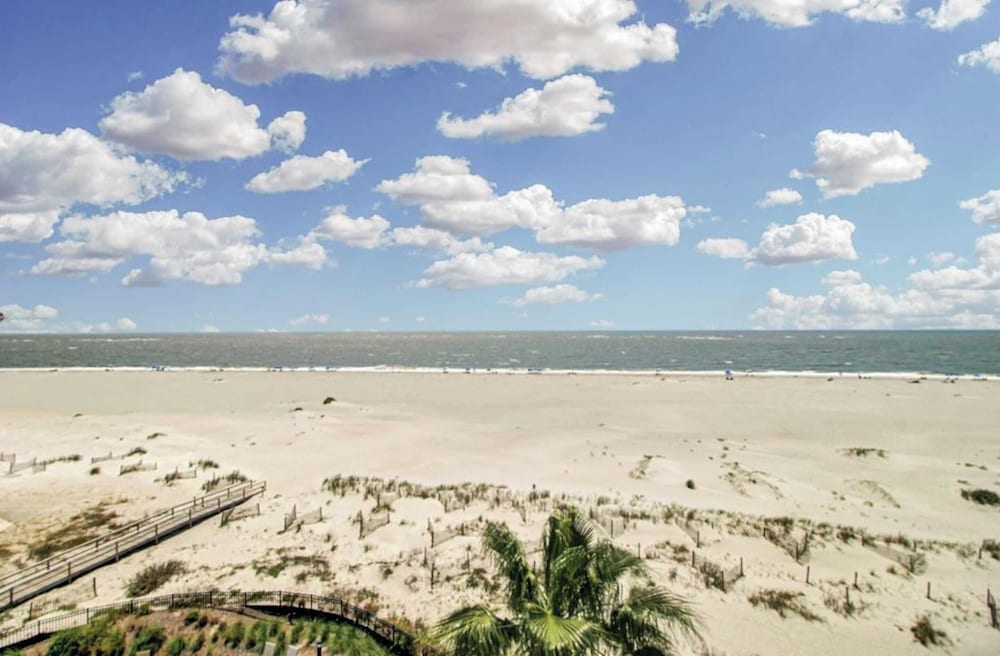 518 Seascape Waterfront Views + Community Pool