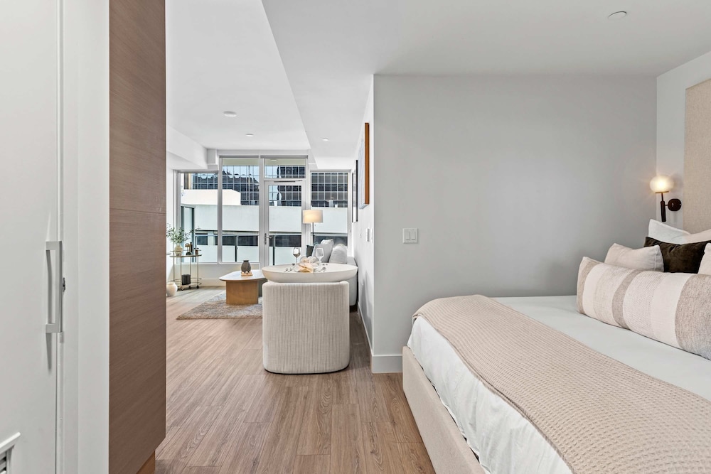 NEW Downtown Luxe King Suite Sauna Pool Access