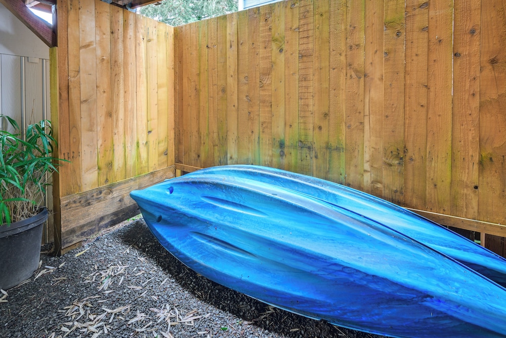 Lakefront Gem w/ Deck & Grill in Shelton