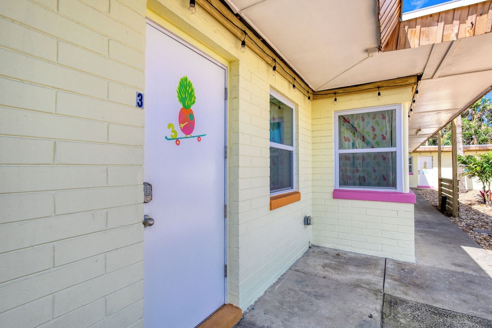 Pineapple Shores Retro Inn