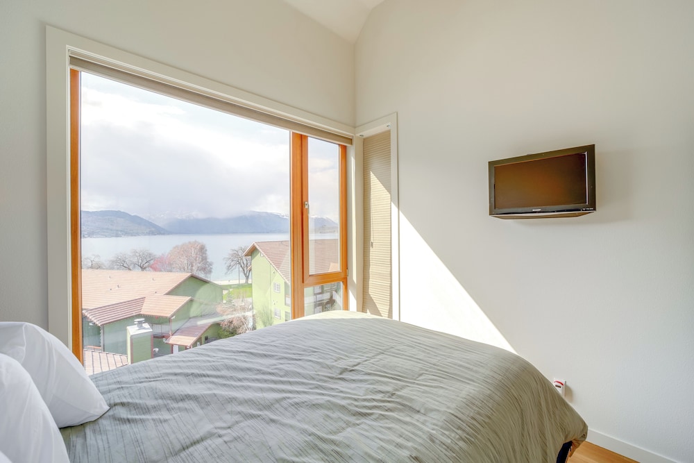 Walk to Lake Chelan: Top-level Waterfront Condo