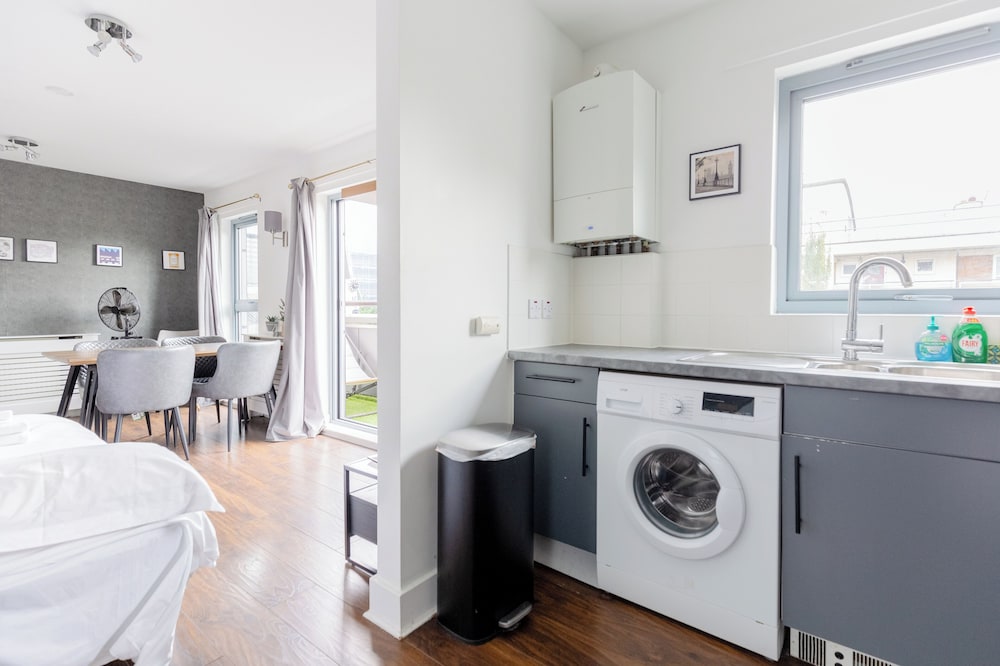 Bright 2 Bedroom Flat in Lambeth With Balcony