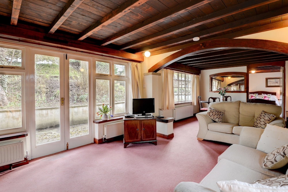 Holiday Cottages and North Star Apartment