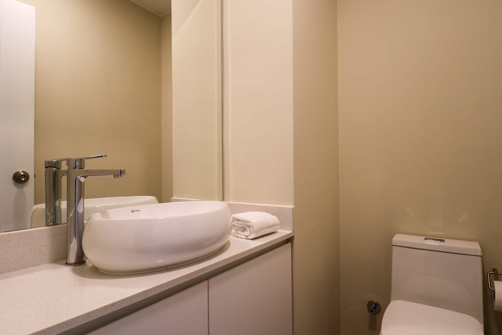 w Glorious 2BR w Perfect Balcony Near Kennedy Park