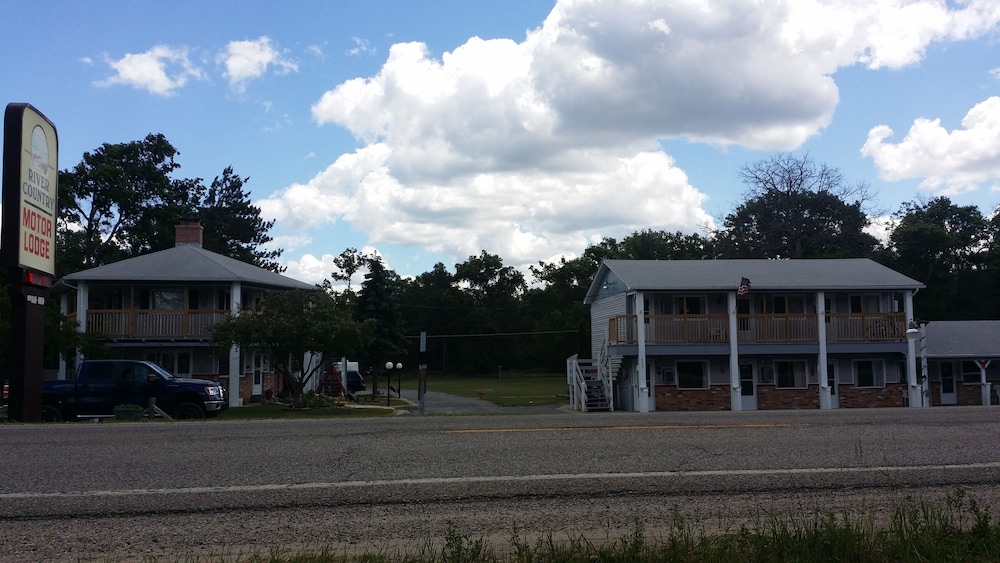 River Country Motor Lodge