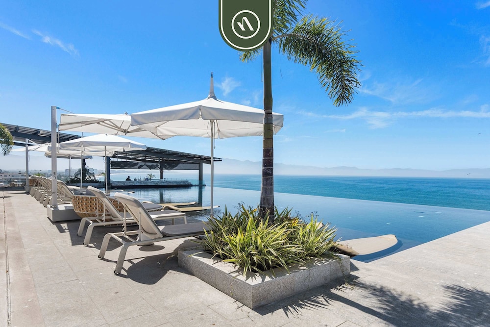 Luxury 2 BR Condo With Dream Pools - Beach - Art
