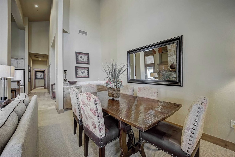 2 Condos Ski-in/ski-out at Deer Valley + Hot Tubs Mont Cervin by Avantstay