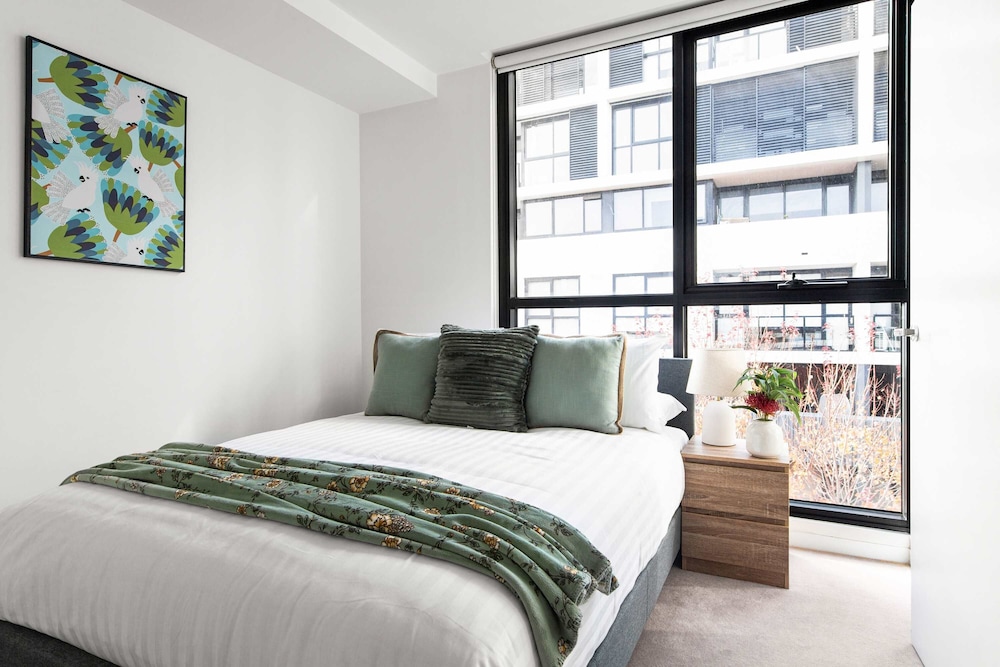 A Cozy 2BR Apt Next to The Yarra River