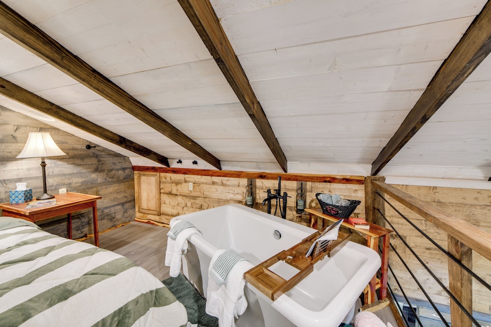 Lake Eufaula Access: Cozy Wood Cabin w/ Yard!