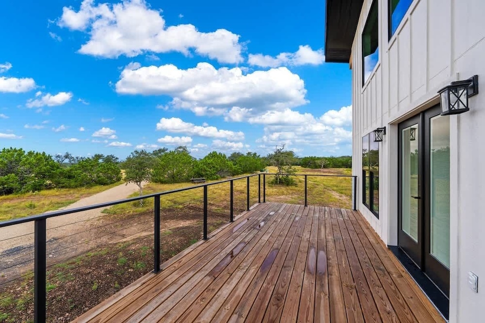 Hill Country Escape W/views Plus, Hot-tub and Pet Friendly!