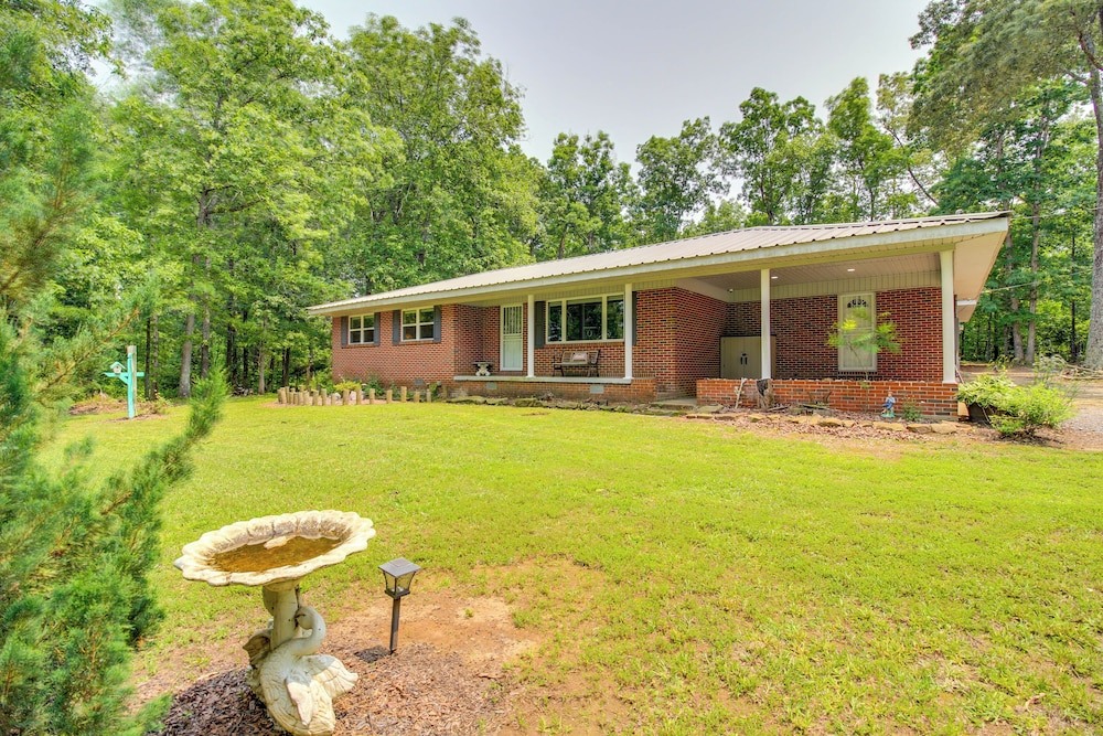 13 Mi to Guntersville Lake: Henagar Gem w/ Hot Tub