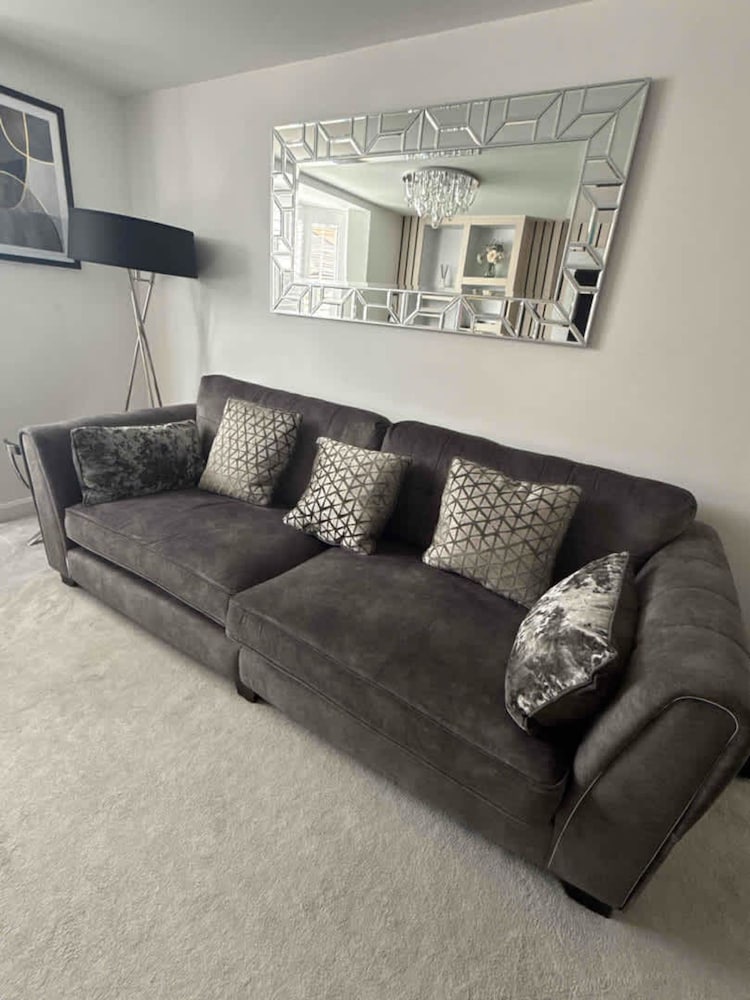 Luxurious Majestic 4 Bedroom- Free Parking