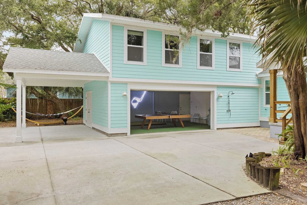Sleeps 18! 2 Homes, Hot Tub, Game Room, Walk to the Beach Haven & Hidden Grove