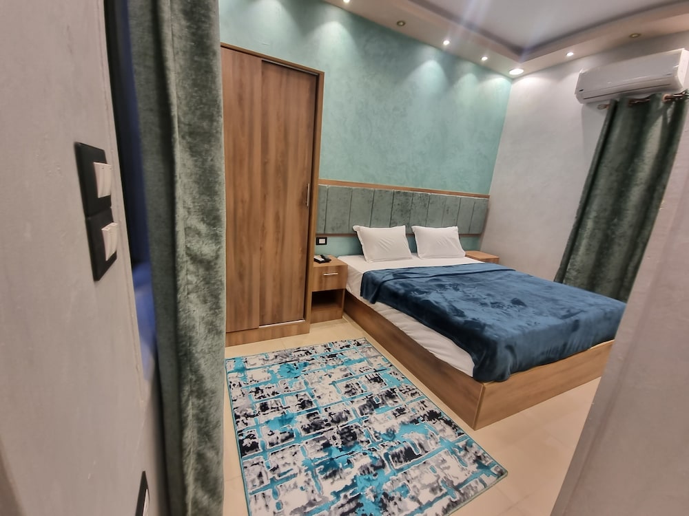 Cairo plaza 2 hotel