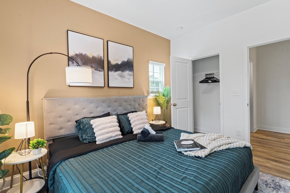 Luxe 3BR Townhouse Mins to Uptown CLT