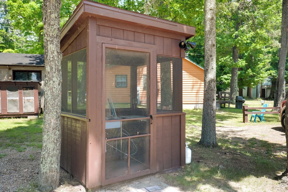 South Twin Lake Cabin w/ Dock, Steps to Water