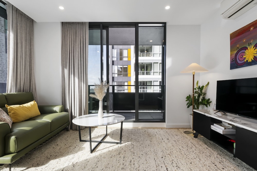 Sleek Southbank 2-bed Apartment With Balcony Views