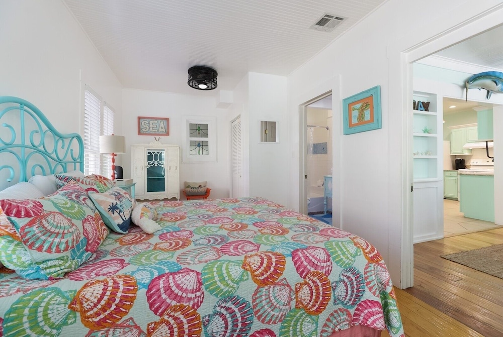 Marmalade Mermaid 3 Bedroom Home by RedAwning