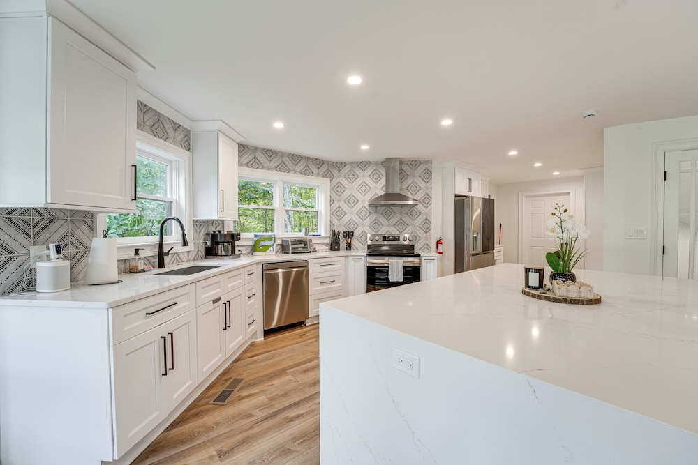 Hot Tub, Decks & 2 Kitchens: Mtn-view Jasper Gem!