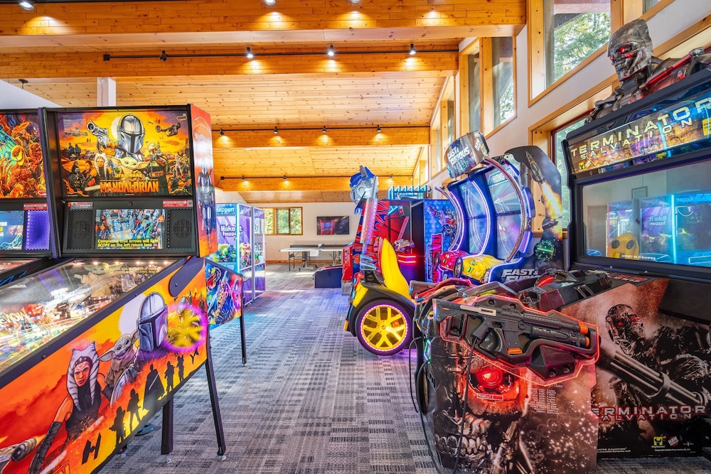 Wolfe by Avantstay 5mins Northstar w Hot Tub Fireplace 2 Private Decks