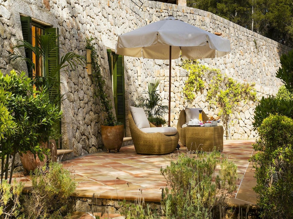 Elegant Villa With Communal Space