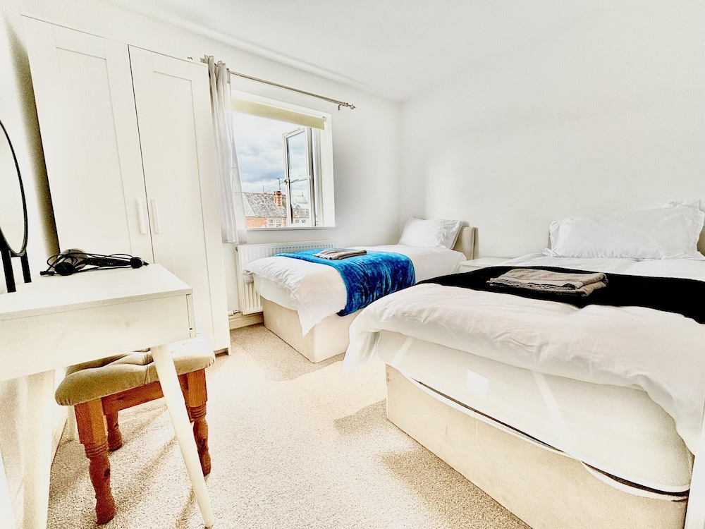 Stunning 3-bed House in the Heartreading view 3