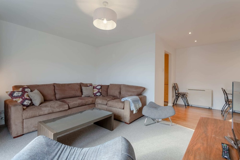 A Spacious 2 Bedroom Apartment In Aldgate East