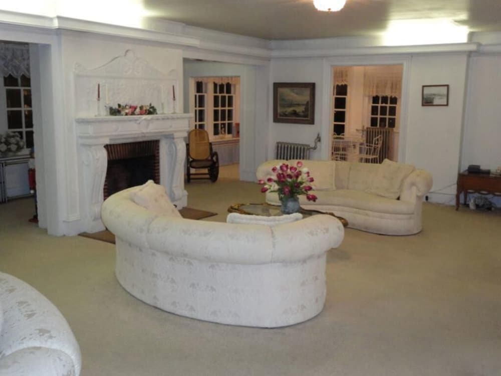 Plymouth Inn