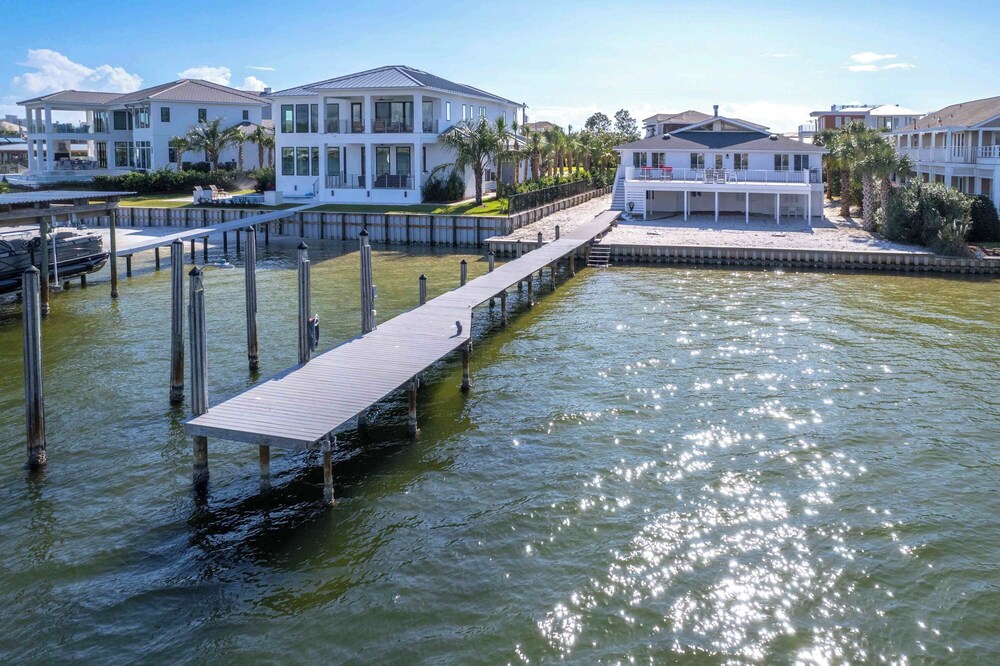 Harbor Seahorse - Outdoor Deck & Boat Dock