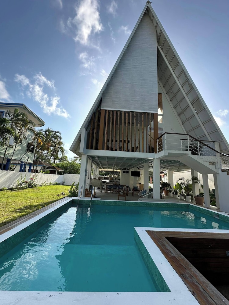 Elegant Chalet 2 Minutes From the Beach Ideal Families