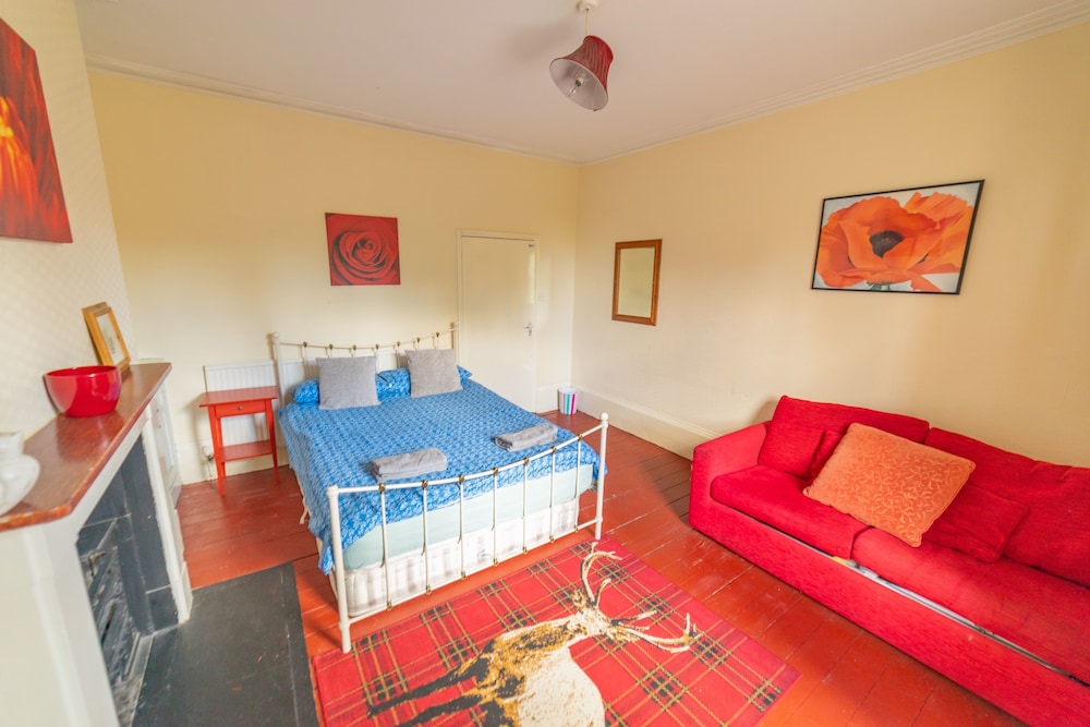 Stag and Hen Friendly House view 5